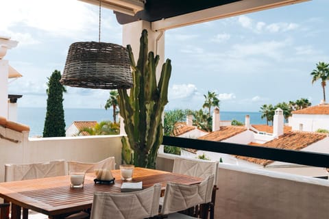 Natural landscape, View (from property/room), Balcony/Terrace, Dining area, Sea view