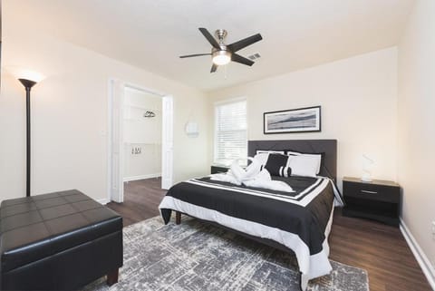 Bed, Photo of the whole room, Bedroom