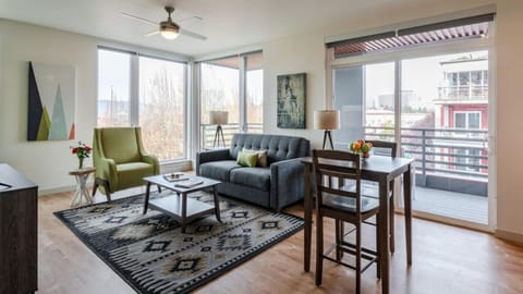 Luxury 1 bedroom 1bath Pearl District Fast WiFi Apartment in Pearl District