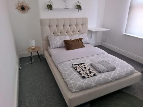 Bed, Photo of the whole room, Bedroom