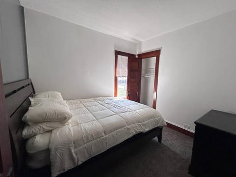 2Bed Apt Near University Hospital Apartment in East Cleveland