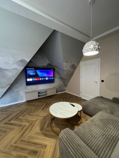 TV and multimedia, Living room, Seating area, Evening entertainment