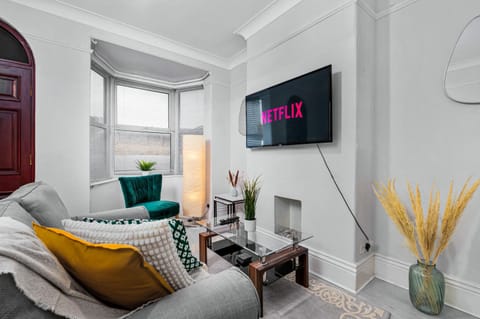 TV and multimedia, Living room, Evening entertainment