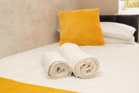 Bed, towels
