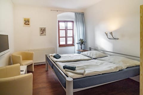 TV and multimedia, Photo of the whole room, Seating area, Bedroom, towels
