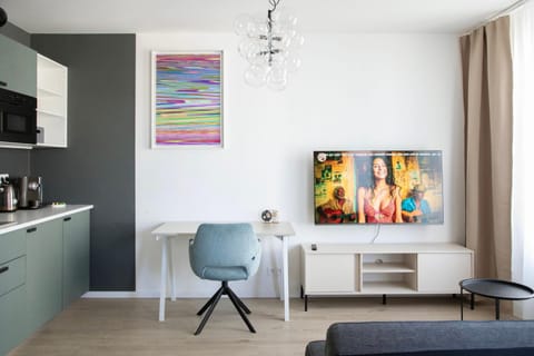 TV and multimedia, Kitchen or kitchenette, Living room, Decorative detail, Seating area, Dining area