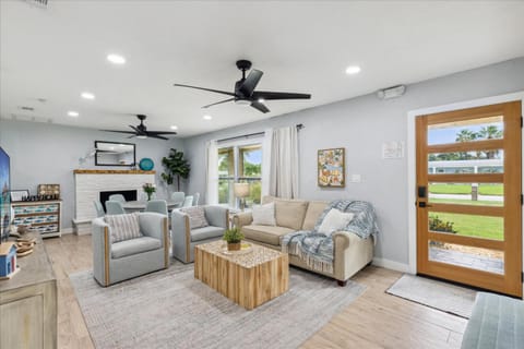 TV and multimedia, Living room, Seating area, fireplace