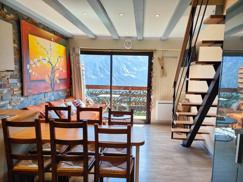 Balcony/Terrace, Living room, Mountain view