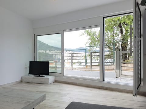 Natural landscape, TV and multimedia, View (from property/room), Balcony/Terrace, Lake view, Mountain view, Sea view