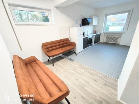 Kitchen or kitchenette, Seating area, oven