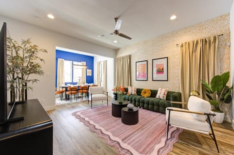TV and multimedia, Living room, Seating area, Dining area