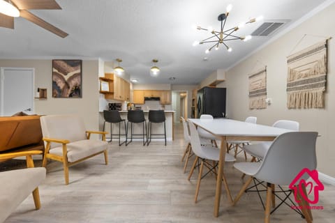 Chapala Charm 6BR Family Oasis - An Irvie Home House in Albuquerque