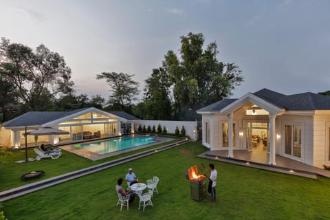 Property building, Patio, Facade/entrance, Day, People, Natural landscape, Game Room, Garden, Living room, Food and drinks, Seating area, Garden view, Pool view, Swimming pool, Breakfast, Lunch, Dinner, group of guests, Bath, Parking, sunbed, wardrobe, air conditioner