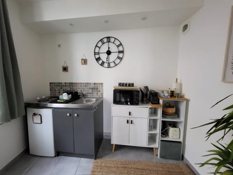 Coffee/tea facilities, Kitchen or kitchenette, stove, toaster