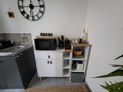 Coffee/tea facilities, Kitchen or kitchenette, stove, toaster