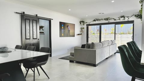 TV and multimedia, Living room, Seating area, Dining area