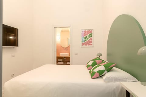 Bed, Bathroom, TV and multimedia, Photo of the whole room, Bedroom