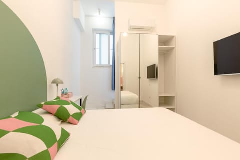 Bed, TV and multimedia, Photo of the whole room, Bedroom, wardrobe, air conditioner