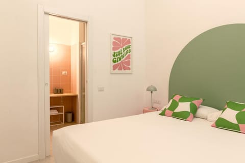 Bed, Bathroom, Photo of the whole room, Bedroom