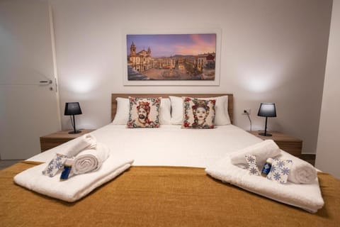Bed, Photo of the whole room, Bedroom, towels
