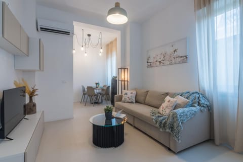 TV and multimedia, Living room, Seating area, air conditioner