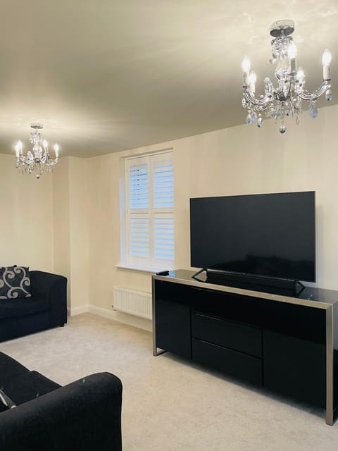 House-Sleeps 8-Parking-Garden House in Kettering