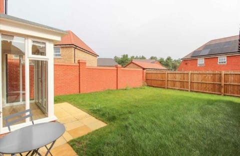 House-Sleeps 8-Parking-Garden House in Kettering