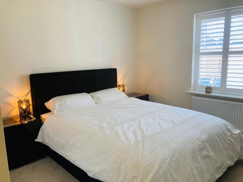 House-Sleeps 8-Parking-Garden House in Kettering