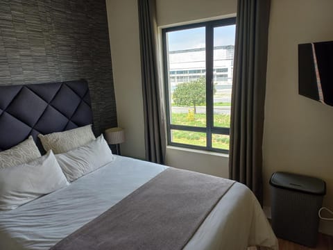 Bed, TV and multimedia, Bedroom