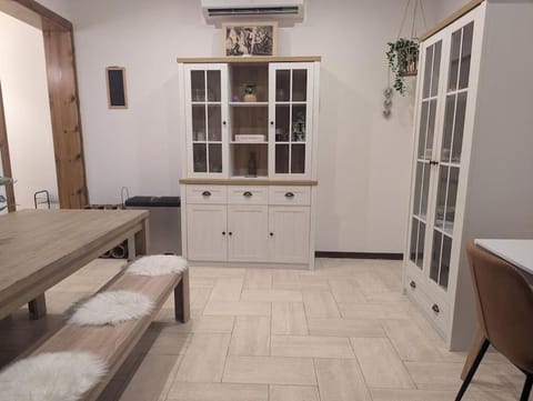 Seating area, Dining area, air conditioner