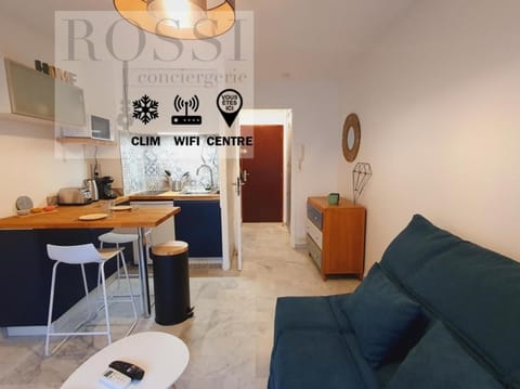 TV and multimedia, Kitchen or kitchenette, Living room, Seating area, Dining area