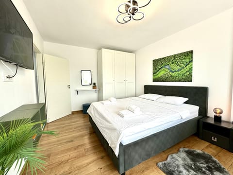 Bed, TV and multimedia, Photo of the whole room, Bedroom, towels, wardrobe
