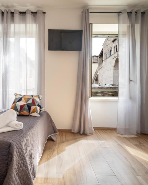 Bed, TV and multimedia, Photo of the whole room, Bedroom