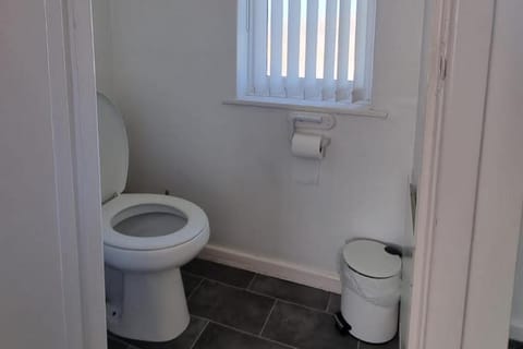Doncaster-House-Sleeps8-Parking-Garden House in Doncaster