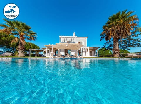 Property building, Day, Pool view, Swimming pool