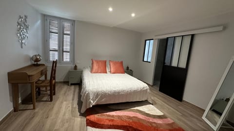Bed, Photo of the whole room, Bedroom, air conditioner