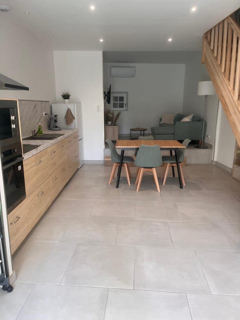 Kitchen or kitchenette, Dining area, stove
