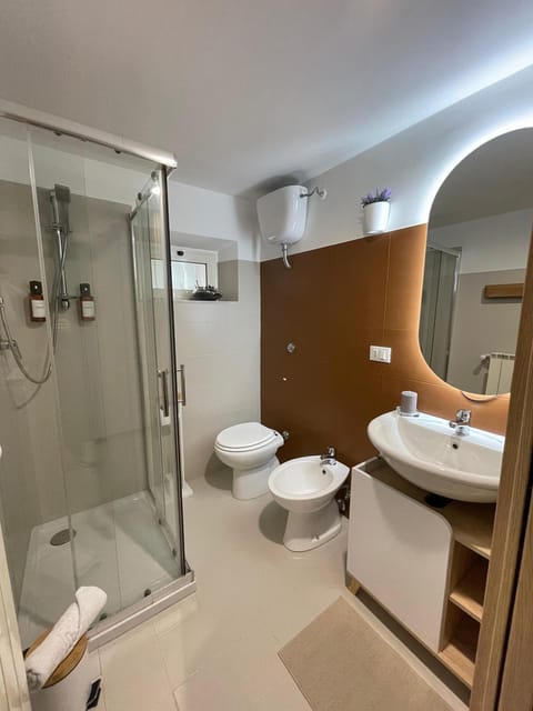 Shower, Toilet, Bathroom, bidet, towels