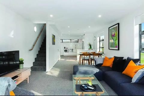 TV and multimedia, Living room, Seating area, Dining area