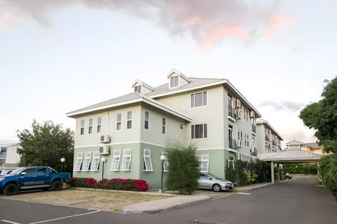Property building, Garden, Parking