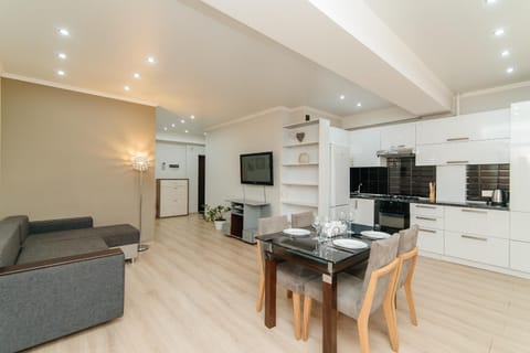Communal lounge/ TV room, TV and multimedia, Kitchen or kitchenette, Dining area, oven, stove