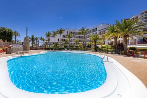 Swimming pool, sunbed