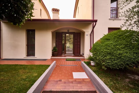 Property building, Facade/entrance, Garden