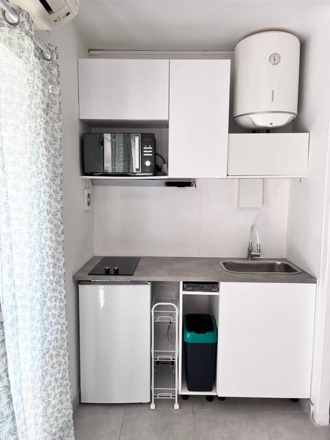 Kitchen or kitchenette, stove