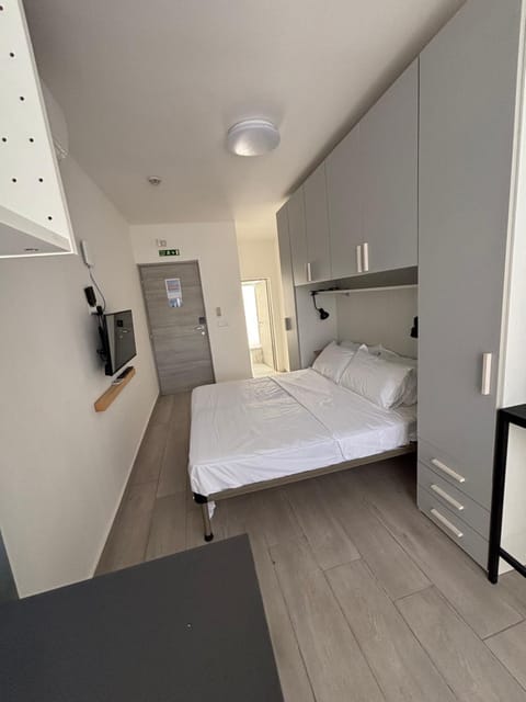 Bed, TV and multimedia, Bedroom, wardrobe