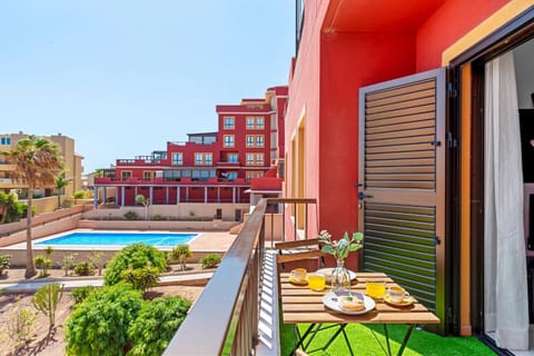 Balcony/Terrace, Dining area, Pool view