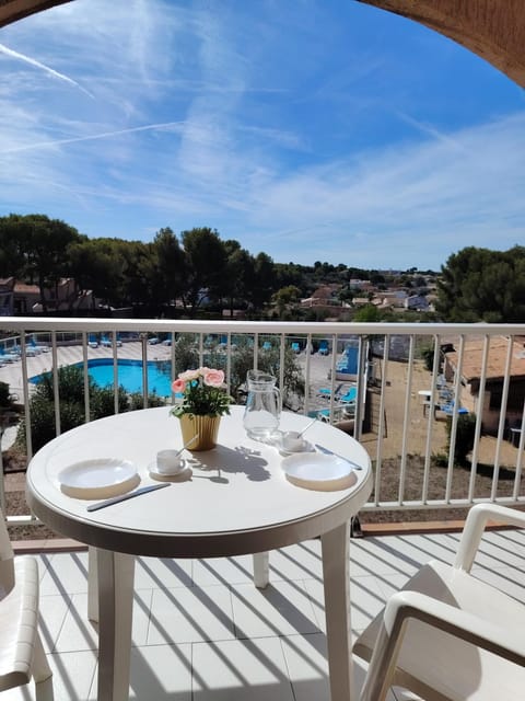 Patio, Day, Natural landscape, View (from property/room), Balcony/Terrace, Dining area, Pool view, Swimming pool, sunbed