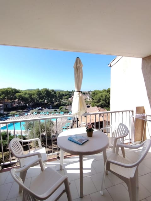 Patio, Day, Natural landscape, View (from property/room), Balcony/Terrace, Dining area, Pool view, Swimming pool, sunbed