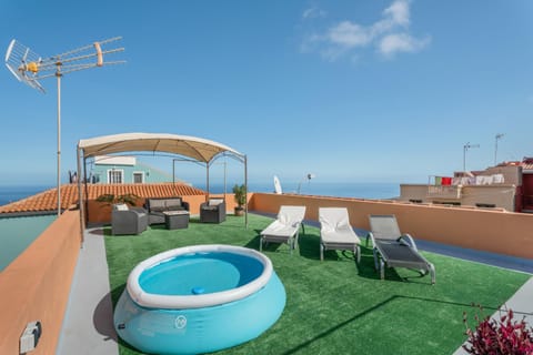 Property building, Balcony/Terrace, Living room, Swimming pool