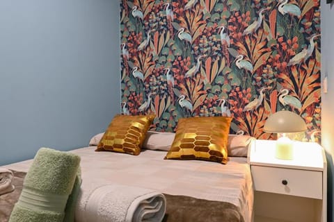 Bed, Bedroom, towels